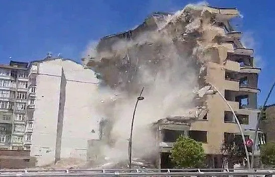 Ağır hasarlı bina korna sesi ile yıkıldı