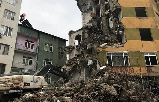 Ağır hasarlı binaların yıkımı sürüyor