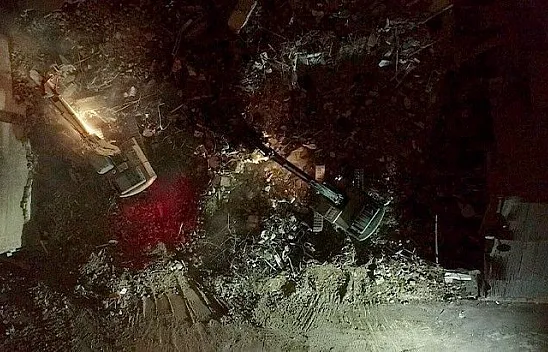 Ağır hasarlı binaların yıkımı geceleri de devam ediyor