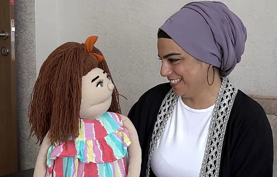 Ağzını kıpırdatmadan kuklalara hayat veriyor