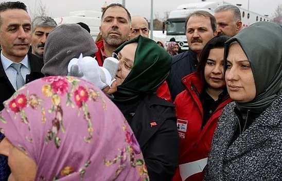 Aile Bakanı Selçuk, depremzedelerle bir araya geldi