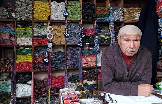 Alaattin amca yarım asırdan fazladır boncukçuluk yapıyor