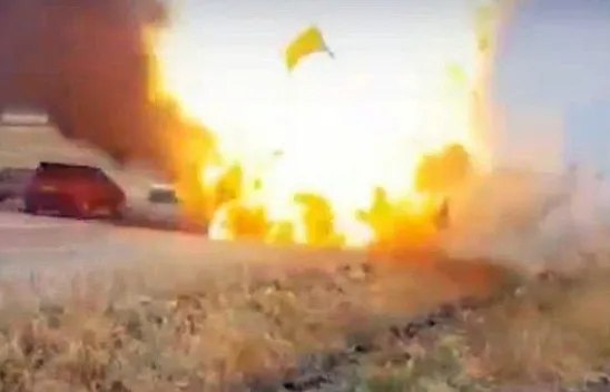 Alev alan LPG'li araç bomba gibi patladı