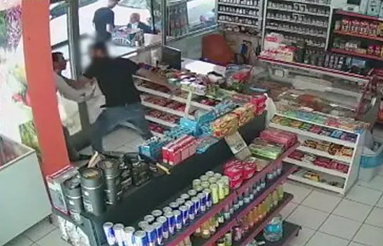 Alışveriş yapan vatandaşlara bıçakla saldırdı
