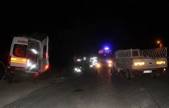 Ambulans ile pikap çarpıştı çok sayıda yaralı