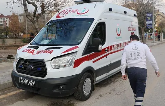 Ambulans yayaya çarptı