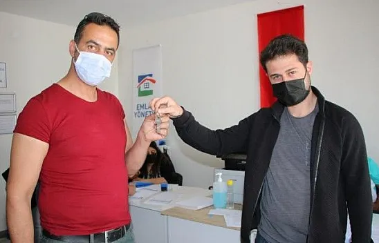 Anahtarlarını alan depremzedeler 'Evler harika'