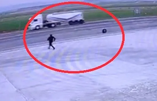 Anayolda kamyonetten teker fırladı, o anlar kamerada