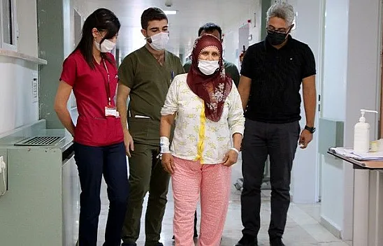 Ani inme geçiren kadın başarılı operasyonla yürümeye başladı