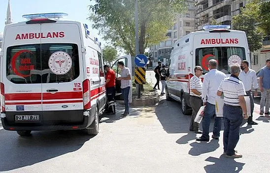 Anne ile kızına otomobil çarptı