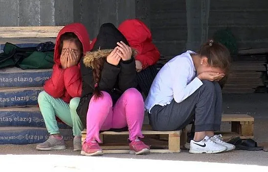 Anne intihara kalkıştı, çocukları ağlayarak izledi