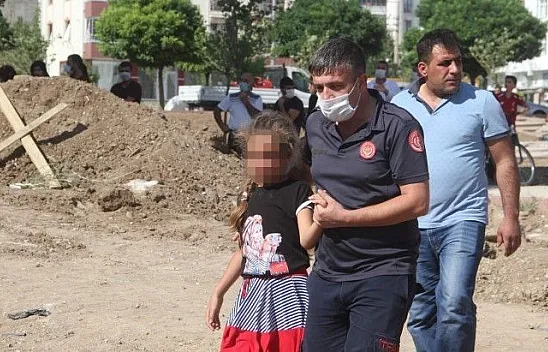 Annesinin intihar teşebbüsünü gözü yaşlı izledi