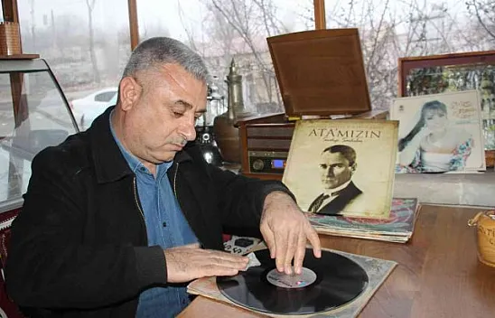 Topladığı antika eşyalar kafeyi müzeye çevirdi