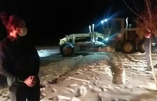 Araçları kara saplanan aileyi jandarma kurtardı