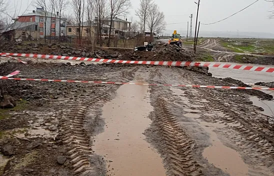 Elazığ'da dereler taştı bir köprü ulaşıma kapatıldı