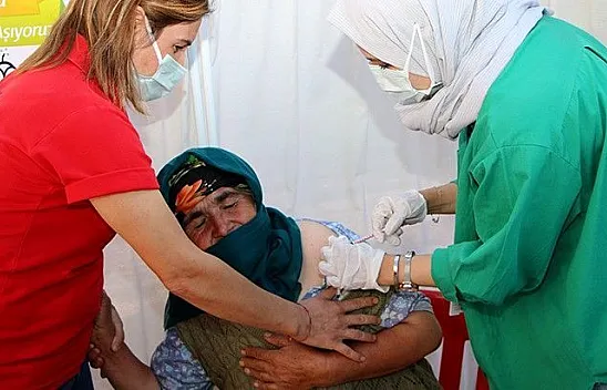 Aşı olmaktan korkan Güllü ninenin hemşire ile diyaloğu güldürdü