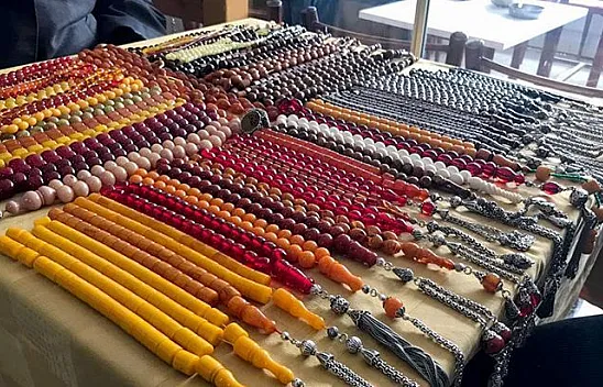 Asırlık tespihler çay ocağında sergileniyor