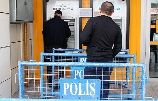 ATM önlerinde sosyal mesafe önlemi