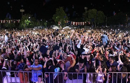 Aynı anda kep atan binlerce öğrenciden coşkulu kutlama