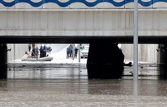 Baba ve oğlu alt geçitte biriken suda mahsur kaldı