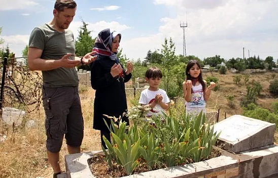 Babalar Günü'nde mezarlıklarda anlamlı ziyaret