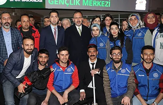 Bakan Kasapoğlu, Elazığ'da gençlerle buluştu