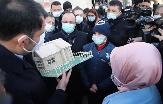 Bakan Kurum'a yaptığı maket evi hediye etti
