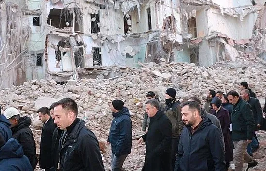 Bakan Kurum deprem bölgesinde incelemelerde bulundu