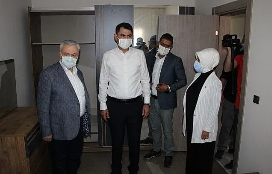 Bakan Kurum deprem konutlarını inceledi