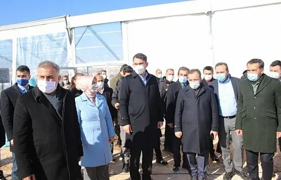 Bakan Kurum, deprem konutlarını inceledi