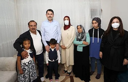 Bakan Kurum, depremzede aileyle iftar yaptı