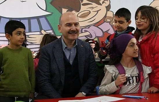 Bakan Soylu, konteyner kentte çocuklarla bir araya geldi