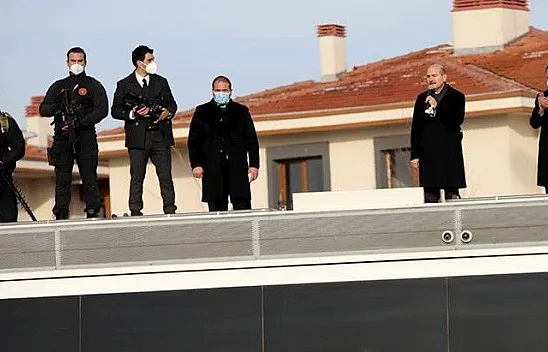 Bakan Soylu ve Kurum da deprem konutları anahtar teslim törenine katıldı