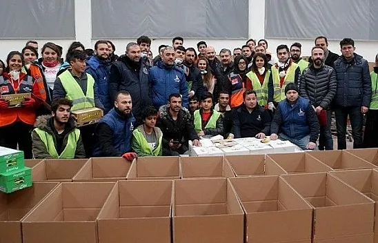 Bakanlar yardım kolilerine yardım etti