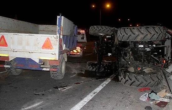 Bariyerlere çarpan traktör devrildi