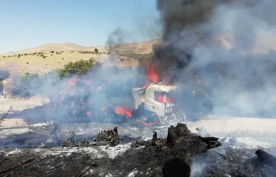 Baskil'de korkutan yangın! Saman yüklü kamyon kül oldu