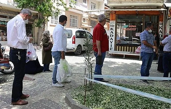 Bayram öncesi sosyal mesafeli tel kadayıf kuyruğu