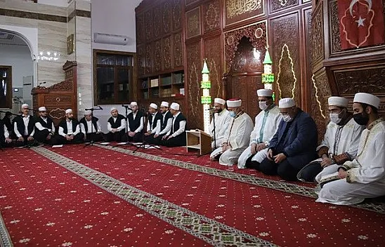 Berat Kandili'nde eller semaya açıldı