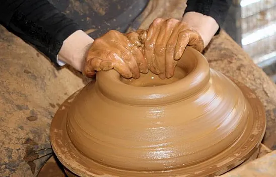 Bileziklerini satıp atölye açtı, toprağa şekil vermeye başladı