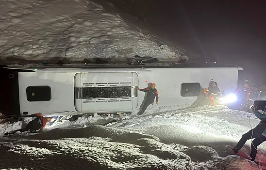 Bingöl'de yolcu otobüsü devrildi! Ölü ve yaralılar var