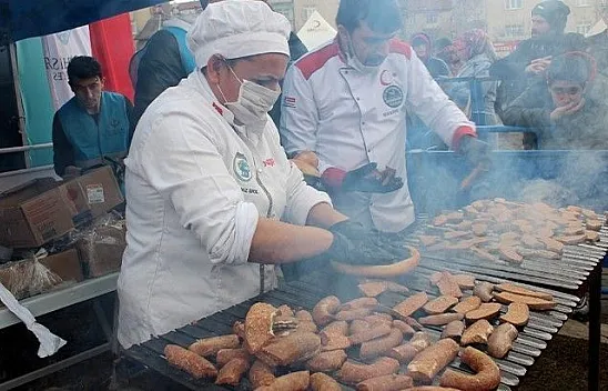 Bir ton sucuk pişirilerek depremzedelere dağıtıldı
