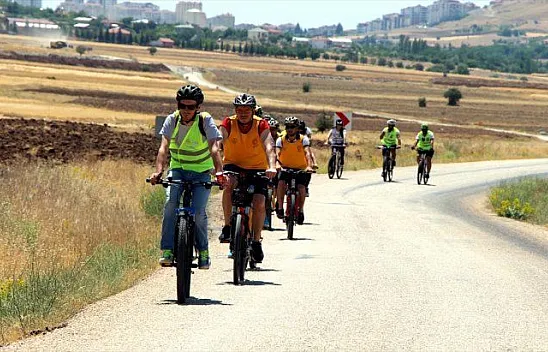 Bisikletleriyle tarihi yerleri keşfediyorlar