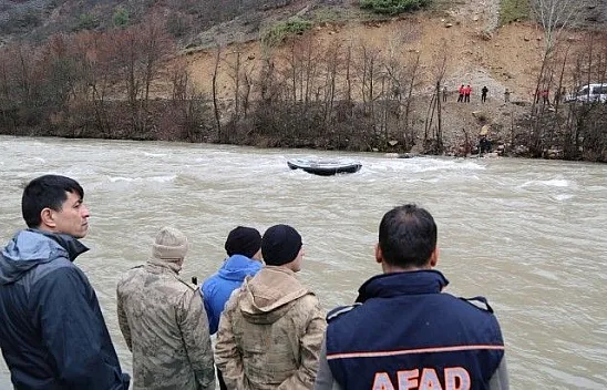 Bot devrilmesi sonucu kaybolan uzman çavuş aranıyor