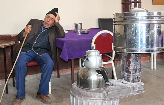 Bu kahveye oyun oynamaya değil uyumaya geliyorlar