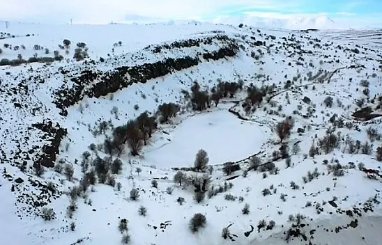 Buz tutan Sülüklü göl drone ile görüntülendi