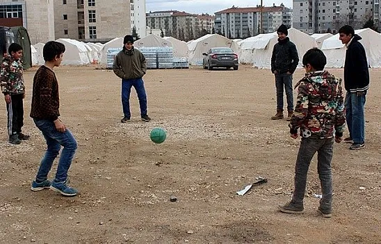 Çadırda da yaşasalar, çocuklar futboldan vazgeçemiyor