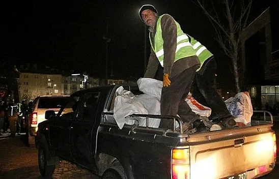 Çadırlarda kalan depremzedelere odun yardımı