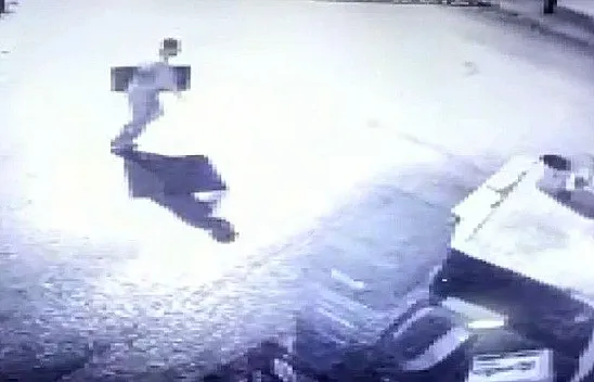 Çaldığı televizyonu böyle götürdü