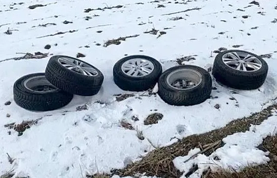 Çalınan otomobil lastikleri arazide bulundu