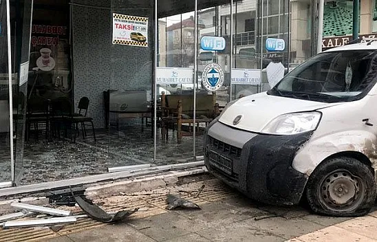 Çarpışan araçlardan biri iş yerine girdi